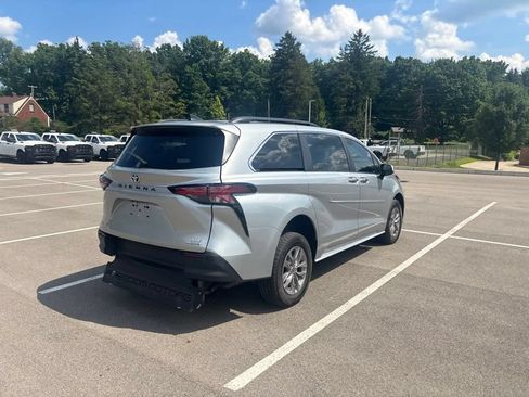 Used 2022 Toyota Sienna XLE FWD image 3