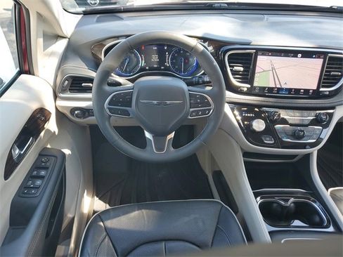 Used 2023 Chrysler Pacifica Limited image 14