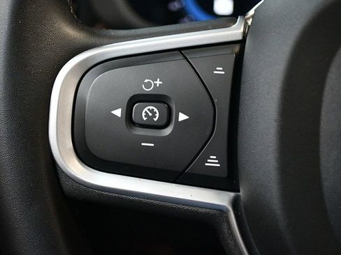 Used 2022 Volvo XC60 B5 Momentum w/ Protection Package Premier image 40