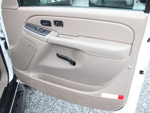 Used 2005 Chevrolet Suburban 2500 LT w/ Preferred Equipment Group image 23