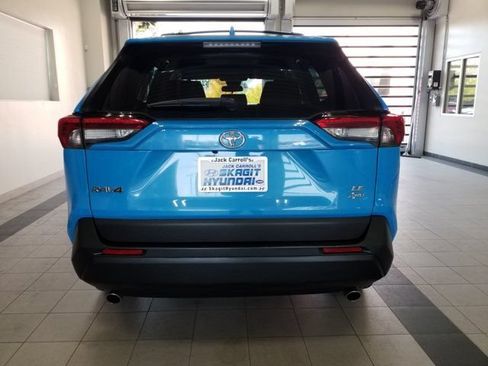 Used 2019 Toyota RAV4 LE w/ Carpet Mat Package AWD/4WD image 21
