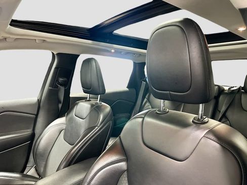Used 2019 Jeep Cherokee Latitude Plus AWD/4WD image 21