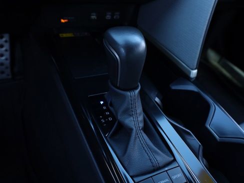 Used 2025 Toyota Camry SE image 8