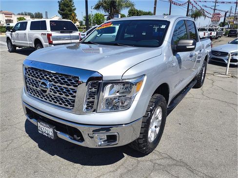Used 2018 Nissan Titan SV image 16