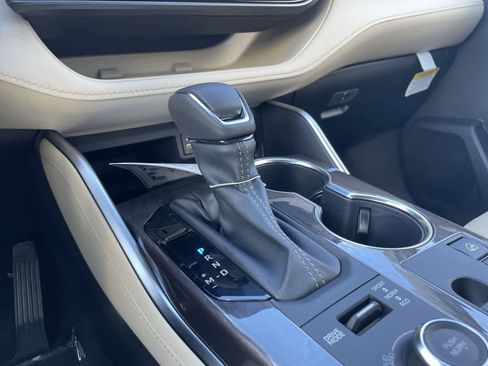 Used 2023 Toyota Highlander Limited image 23