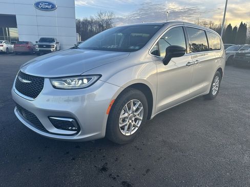 Used 2024 Chrysler Pacifica Touring-L image 1