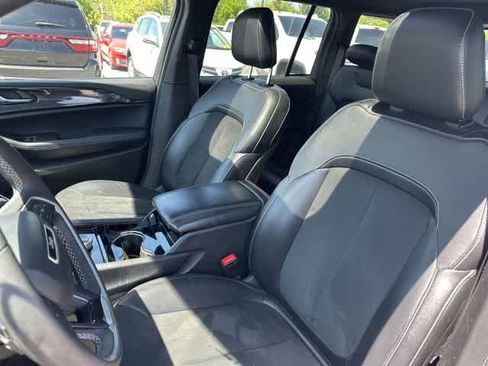 Used 2023 Jeep Grand Cherokee Altitude image 4