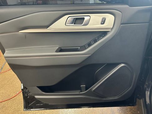 Used 2025 Ford Explorer Active AWD/4WD image 9