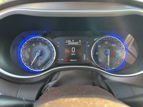 Used 2017 Chrysler Pacifica Touring-L w/ Tire & Wheel Group FWD image 19