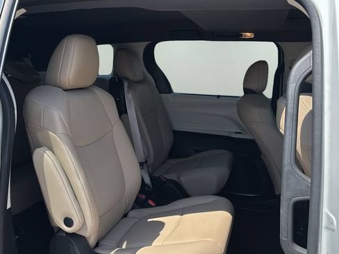 Used 2022 Toyota Sienna XLE FWD image 11