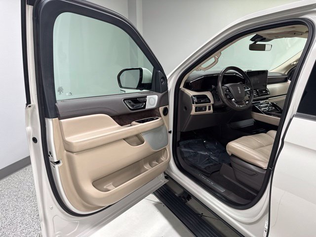 Used 2022 Lincoln Navigator Reserve AWD/4WD image 12