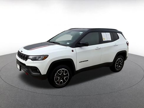 Used 2025 Jeep Compass Trailhawk image 8