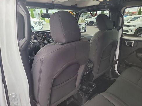 Used 2023 Jeep Gladiator Sport AWD/4WD image 9