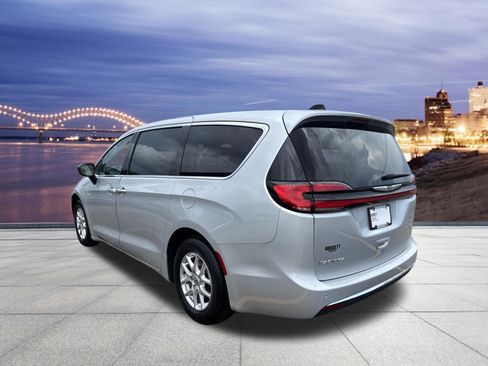 Used 2024 Chrysler Pacifica Touring-L FWD image 3