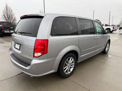 Used 2016 Dodge Grand Caravan SE image 3