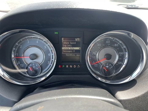 Used 2016 Chrysler Town & Country Touring FWD image 18