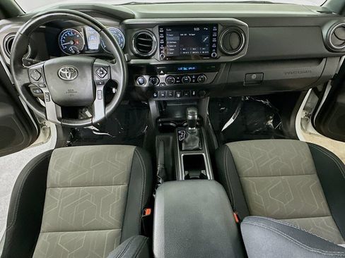 Used 2022 Toyota Tacoma TRD Off-Road w/ Technology Package AWD/4WD image 16