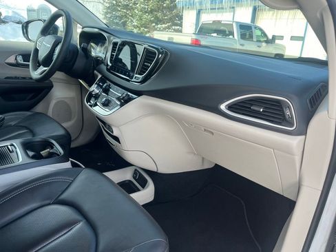 Used 2024 Chrysler Pacifica Touring-L image 28