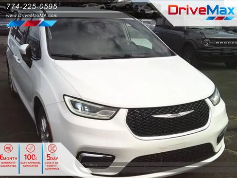Used 2023 Chrysler Pacifica Touring-L FWD image 1