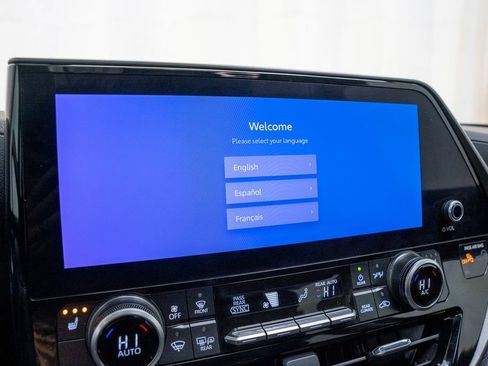 Used 2025 Toyota Highlander XLE image 15