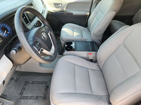 Used 2017 Toyota Sienna XLE Premium image 12