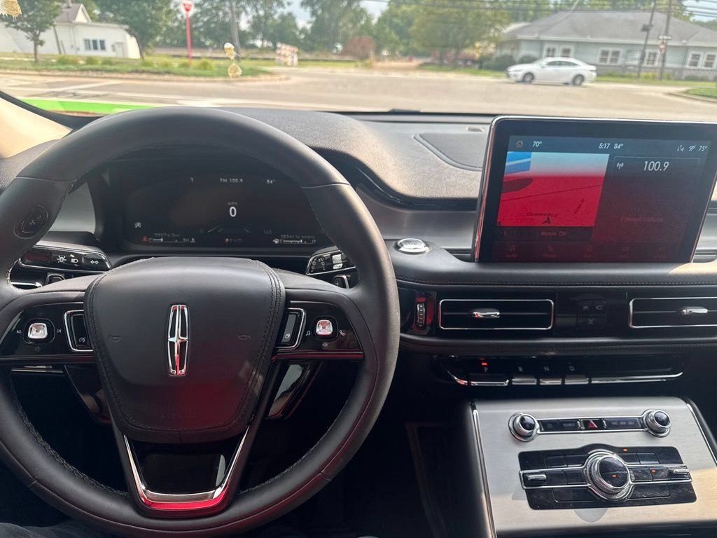 Used 2023 Lincoln Aviator AWD w/ Premium Package image 18