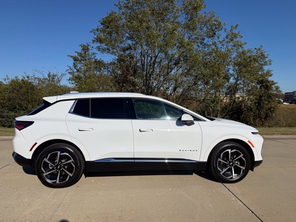 Used 2024 Chevrolet Equinox EV LT AWD/4WD image 2