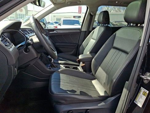 Certified 2022 Volkswagen Tiguan SE w/ Panoramic Sunroof Package AWD/4WD image 17