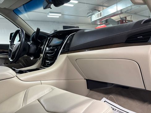 Used 2020 Cadillac Escalade Premium Luxury image 15