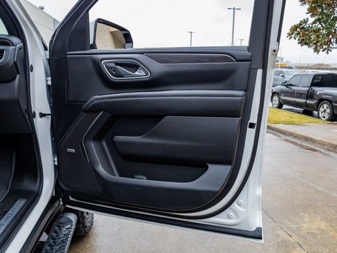 Used 2024 Chevrolet Tahoe Z71 w/ Luxury Package image 40