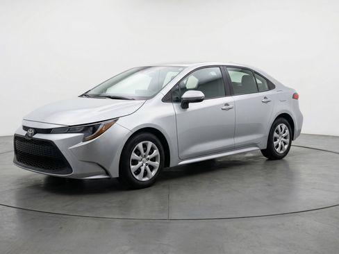 Used 2025 Toyota Corolla LE image 3