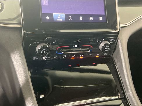 Used 2023 Jeep Grand Cherokee Laredo w/ Luxury Tech Group I AWD/4WD image 15