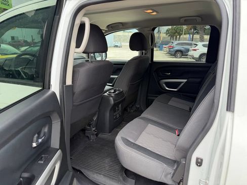 Used 2023 Nissan Titan SV w/ SV Convenience Package RWD image 9