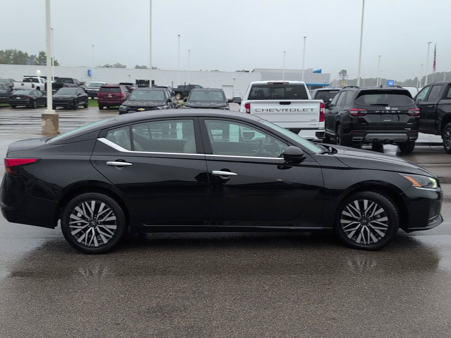 Used 2025 Nissan Altima 2.5 SV FWD image 9