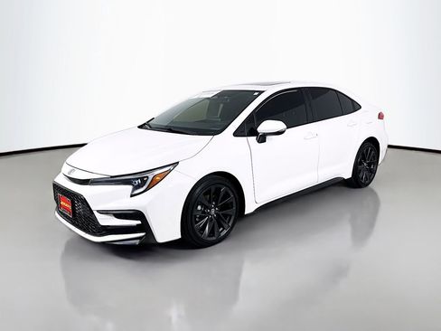 Certified 2023 Toyota Corolla SE w/ SE Premium Package FWD image 3
