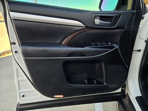 Used 2019 Toyota Highlander XLE image 11