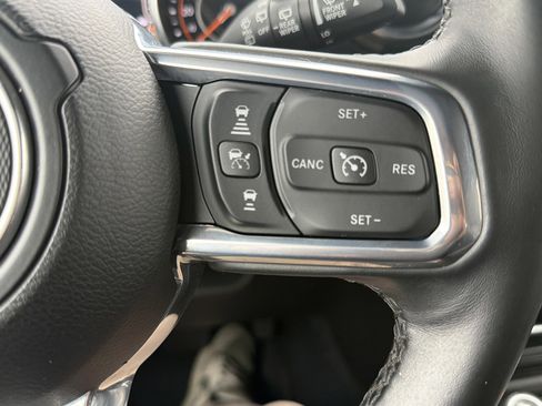 Used 2022 Jeep Wrangler Unlimited Sahara AWD/4WD image 28