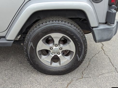 Used 2018 Jeep Wrangler Unlimited Sahara w/ Connectivity Group image 27