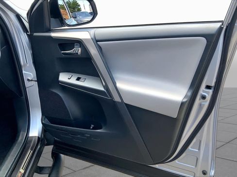 Used 2018 Toyota RAV4 XLE FWD image 21