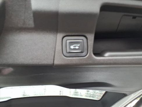 Certified 2023 GMC Acadia SLT image 10