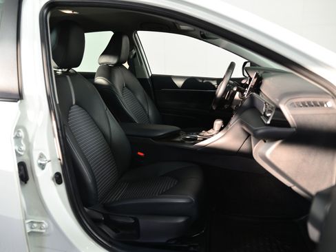 Used 2022 Toyota Camry SE w/ Convenience Package image 19