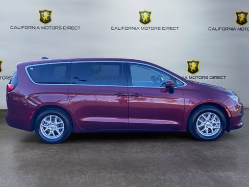 Used 2022 Chrysler Voyager LX image 6