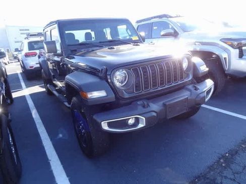 Used 2024 Jeep Gladiator Sport image 3