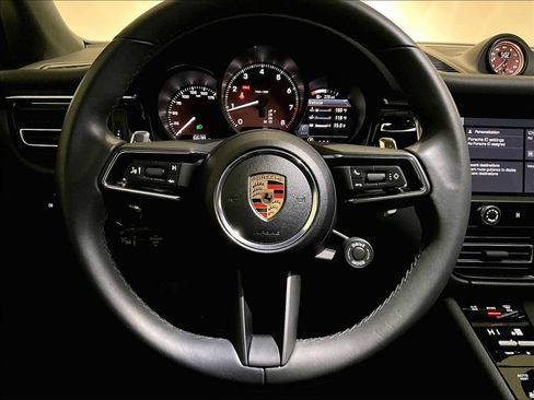 Used 2025 Porsche Macan image 18