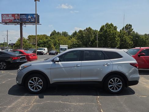 Used 2017 Hyundai Santa Fe SE FWD image 2