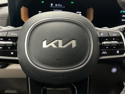 Used 2025 Kia Carnival FWD image 15