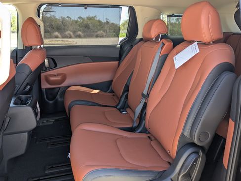 New 2026 Kia Carnival EX FWD image 17
