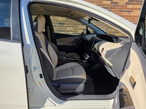 Used 2018 Toyota Prius Four w/ Advanced Technology Package image 23