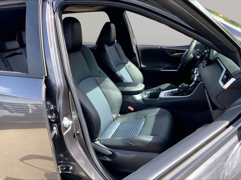 Used 2025 Toyota RAV4 XSE AWD/4WD image 9