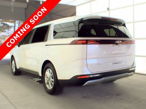 Used 2024 Kia Carnival LX FWD image 4